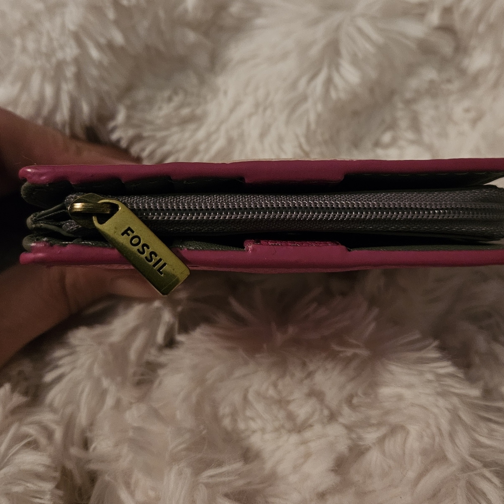 💗 Pink Fossil Leather Wallet - Picture 2 of 8